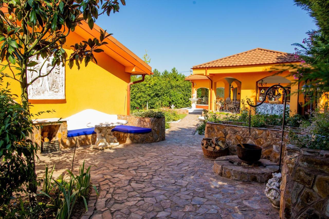 Aparthotel La Conac Arad Esterno foto