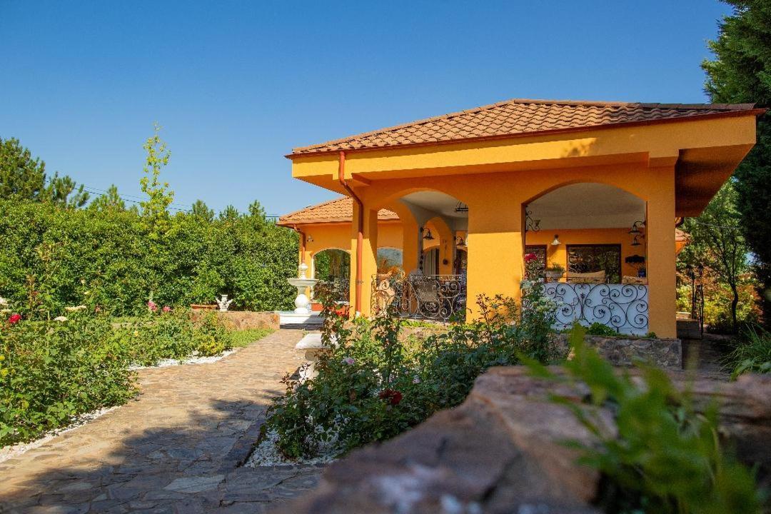 Aparthotel La Conac Arad Esterno foto