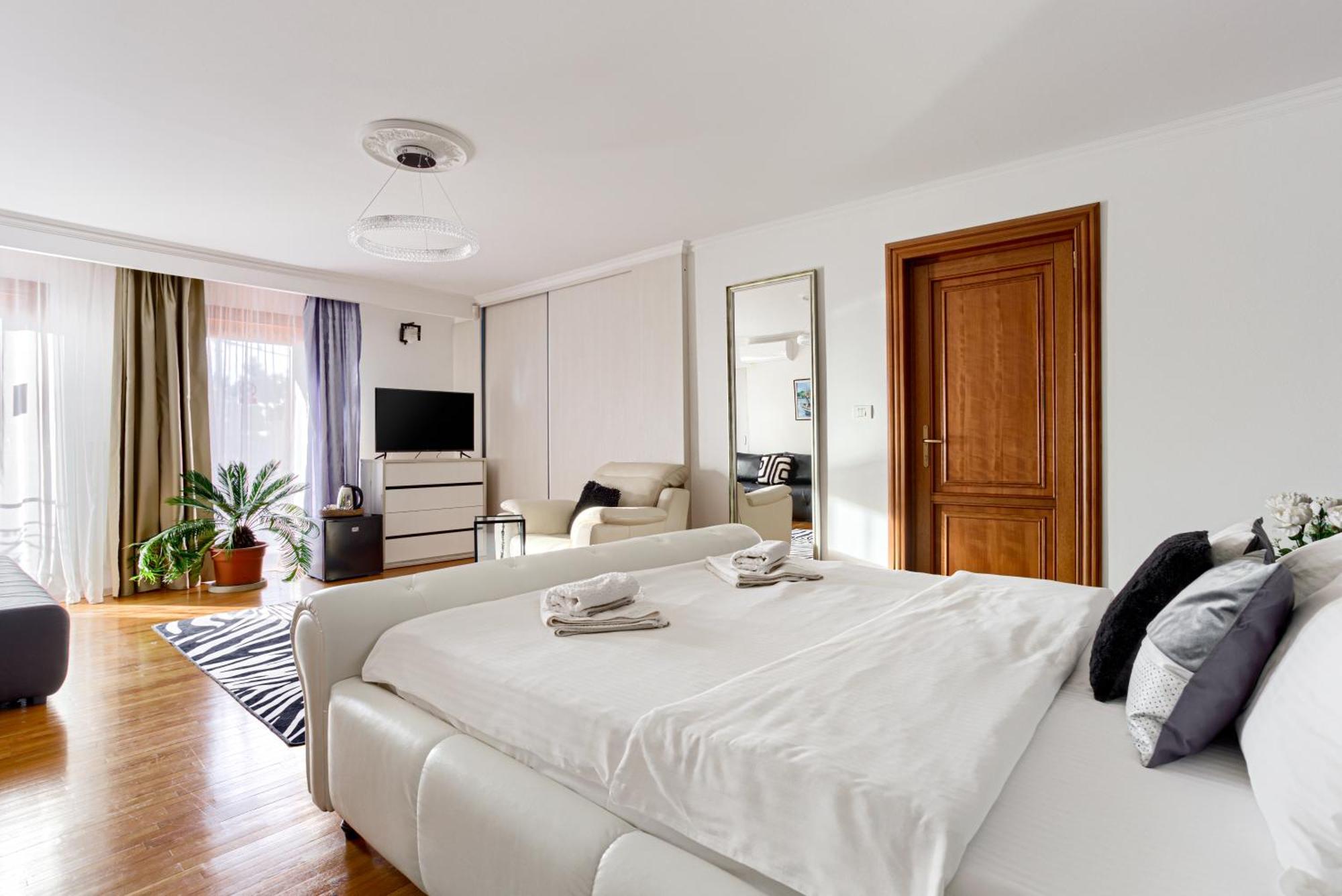 Aparthotel La Conac Arad Esterno foto
