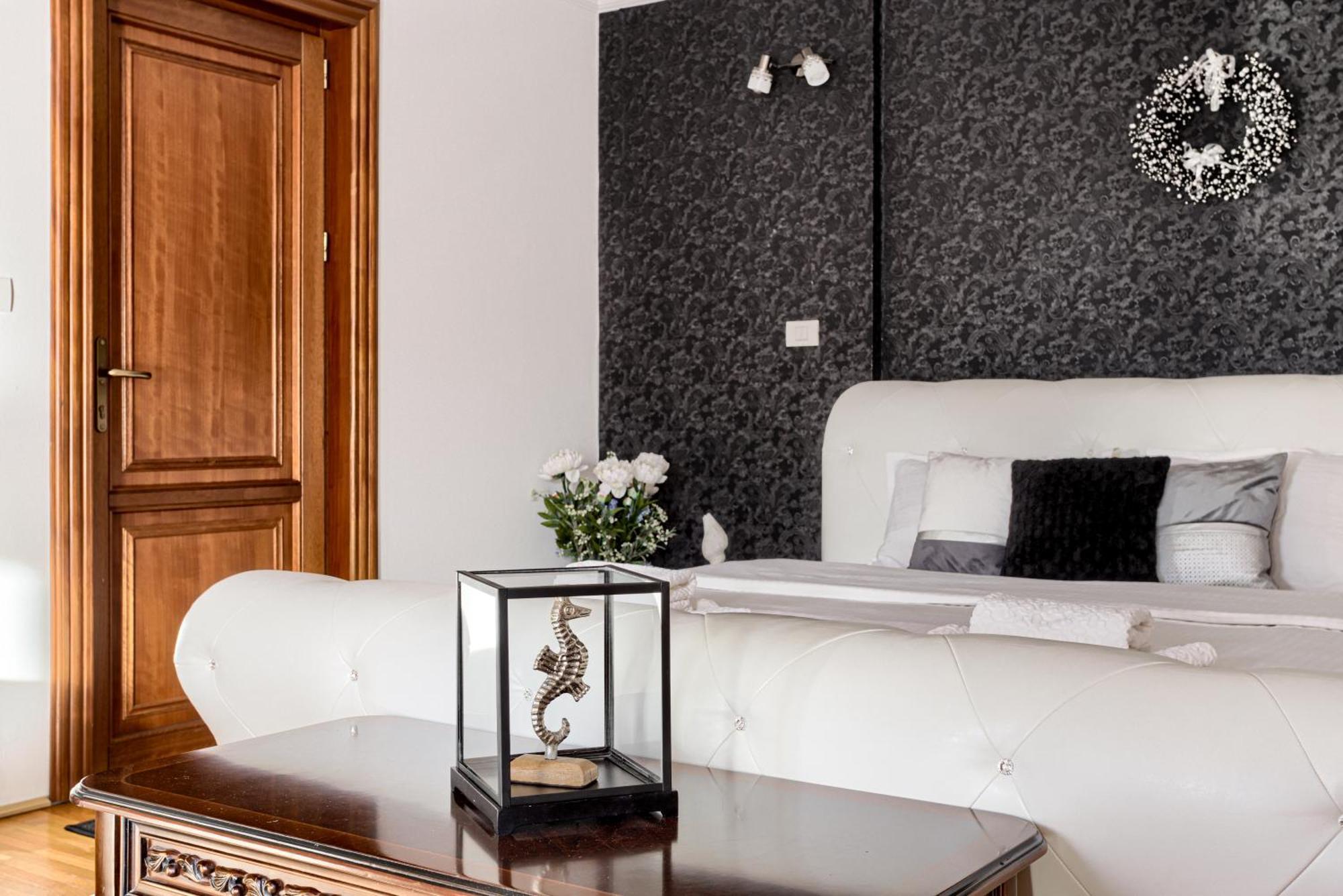 Aparthotel La Conac Arad Esterno foto